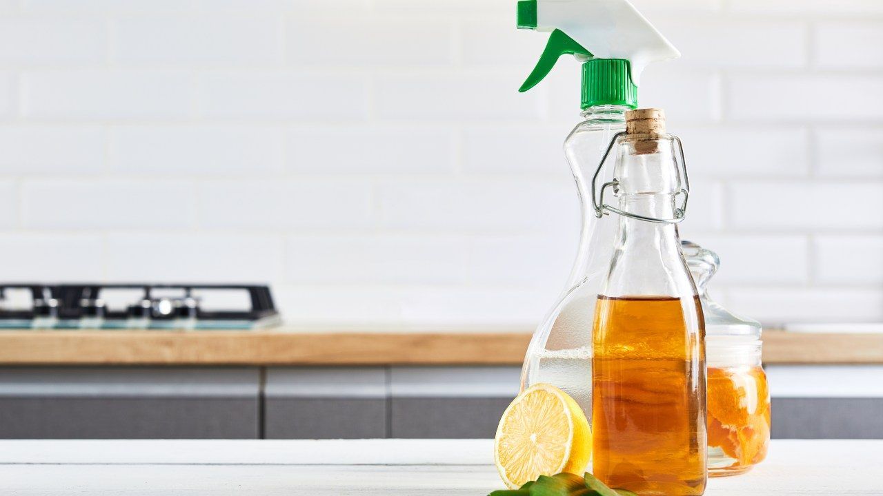 pulire casa con aceto di vino e limone