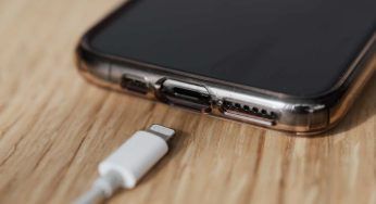 Non ricaricare il cellulare nelle colonnine pubbliche: il monito dell’FBI