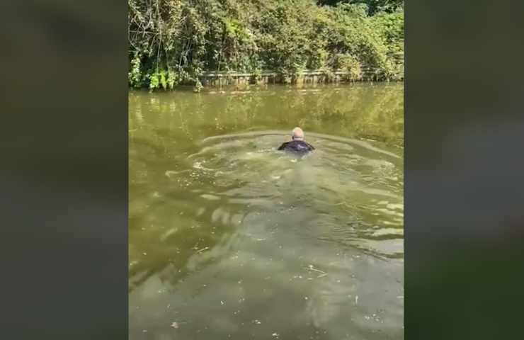 uomo fiume salva animale