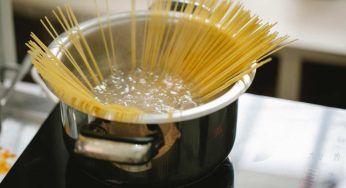 Olio nell’acqua sul fuoco: è vero che bolle prima?