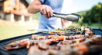 Barbecue in giardino, vegana minaccia: “Cucina in casa o…”