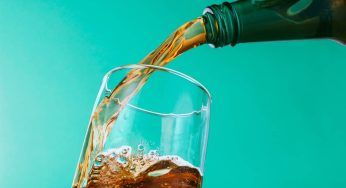 Mettere un cucchiaino nelle bottiglie di birra o spumante, li mantiene davvero frizzanti?