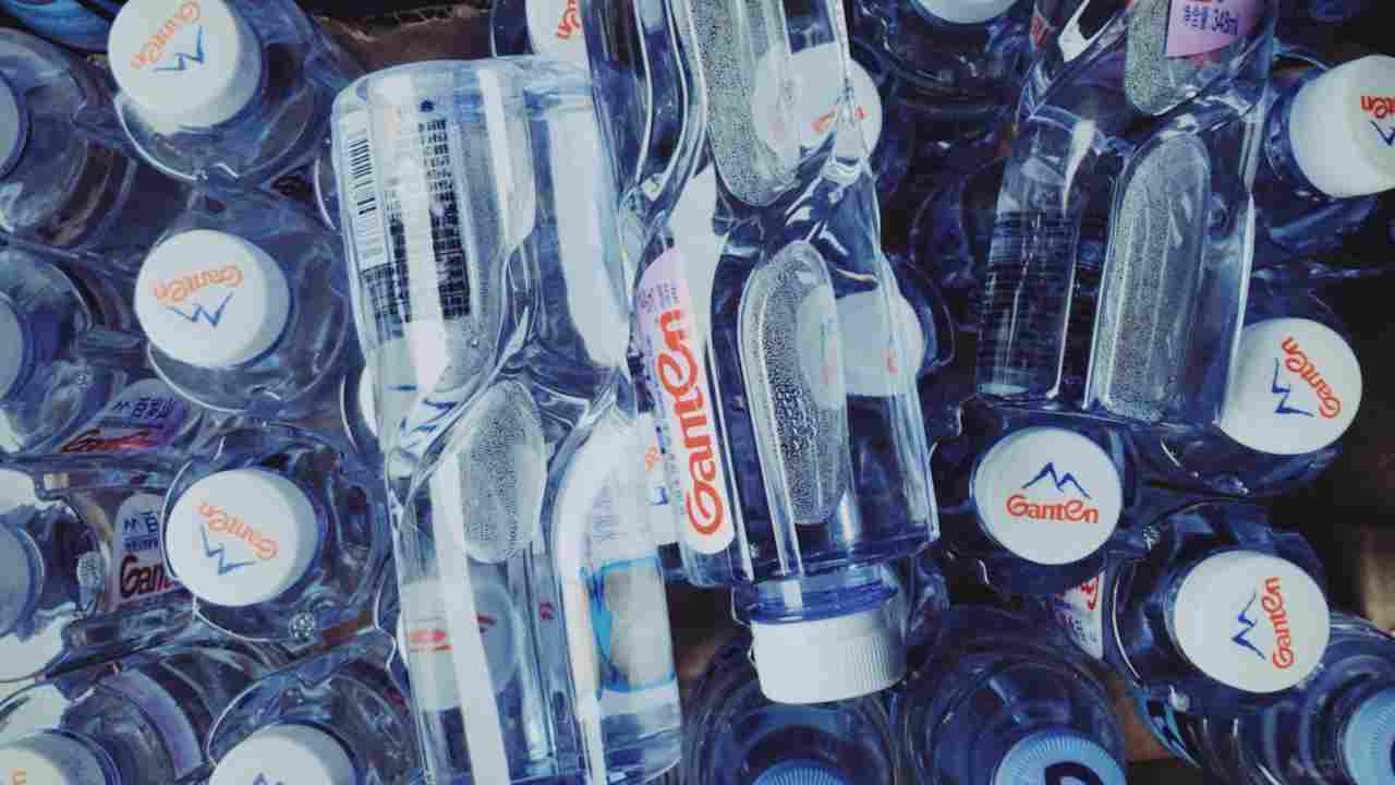 Costo acqua bottiglie plastica 3 euro denuncia post Daniele Vicari