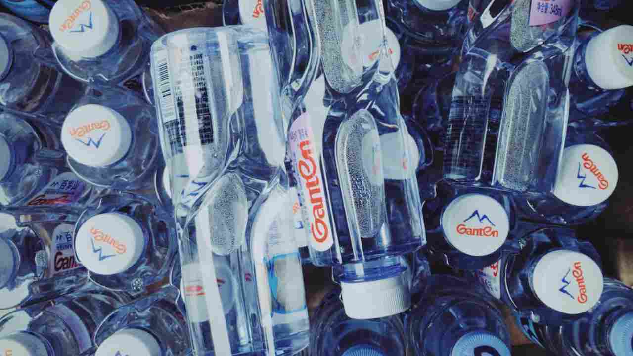 Bottiglie di plastica: quanto inquinano e quanto costano?