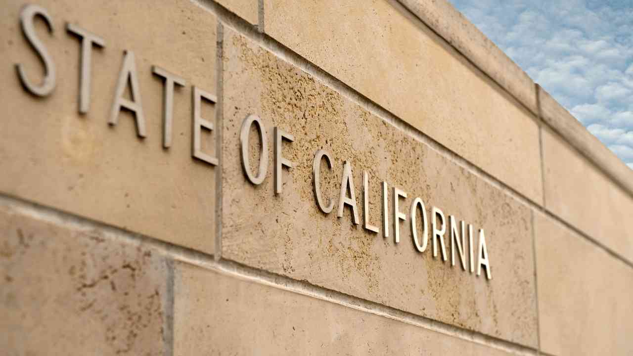 California veicoli elettrici regolamento