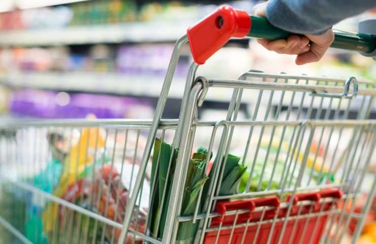 Confezioni gonfie alimenti supermercato motivo