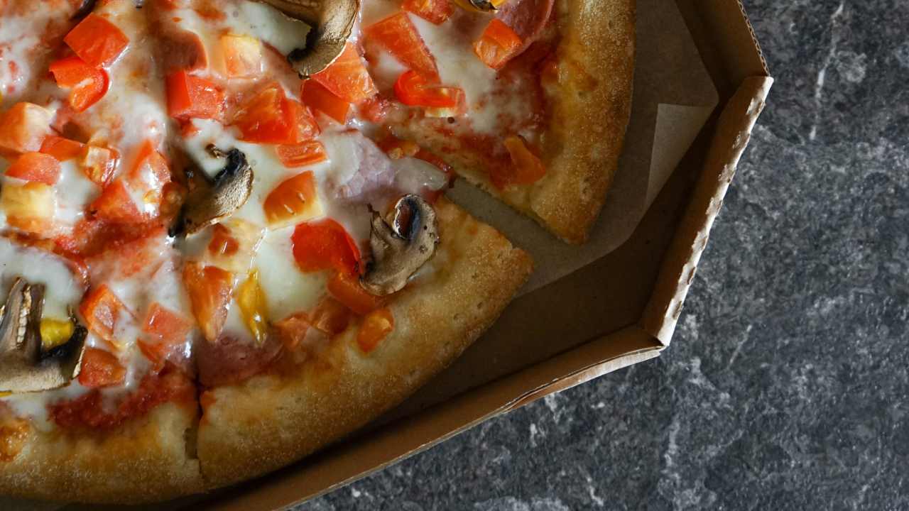 Cartone pizza: a cosa servono i fori