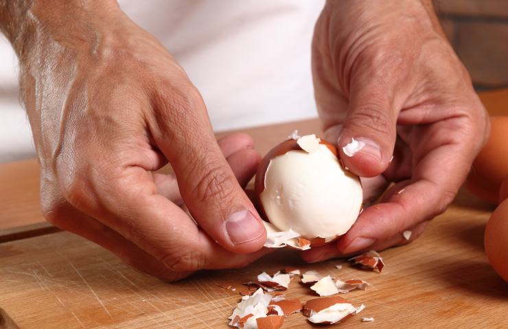 metodo cucchiaio sbucciare uova sode