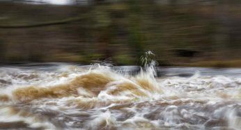 Maltempo, bambino finisce nel fiume dopo una frana: salvato da una donna