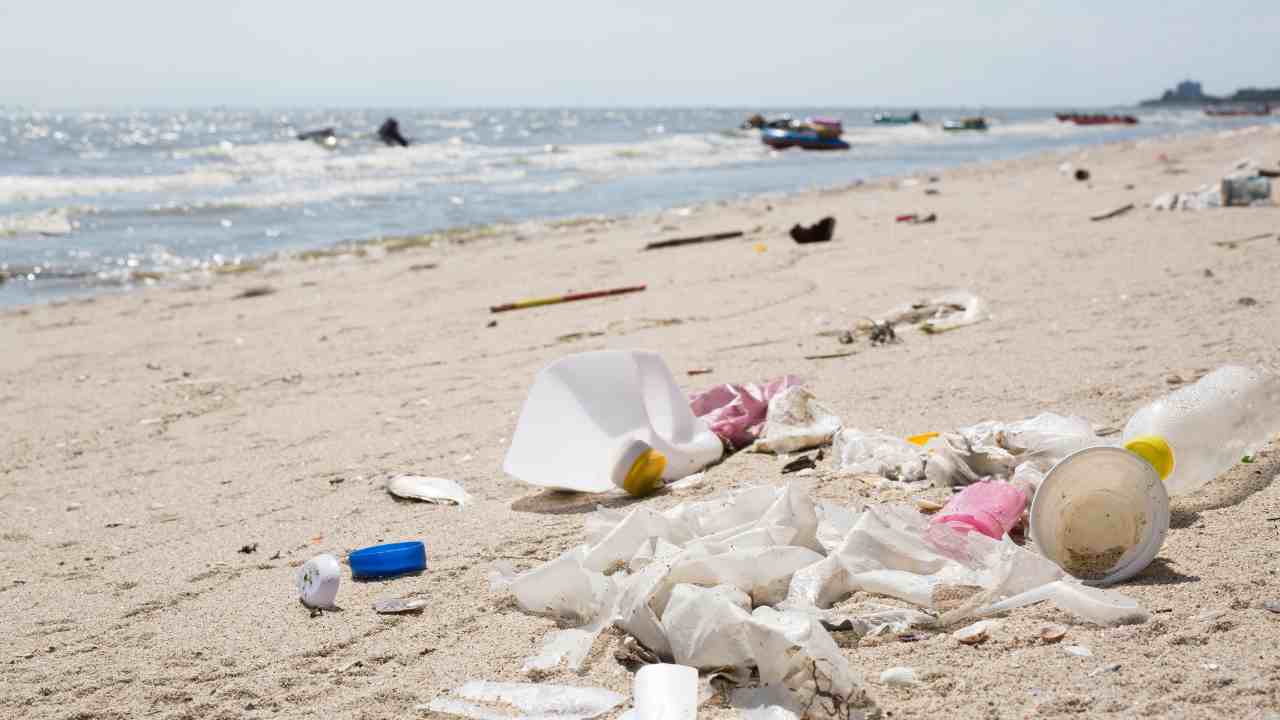 bottiglia spiaggia messaggio