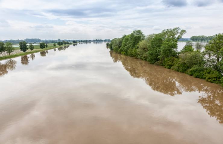 alluvione campi terreno di cemento