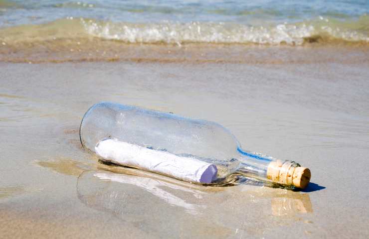 bottiglia spiaggia messaggio