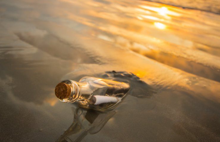 bottiglia spiaggia messaggio