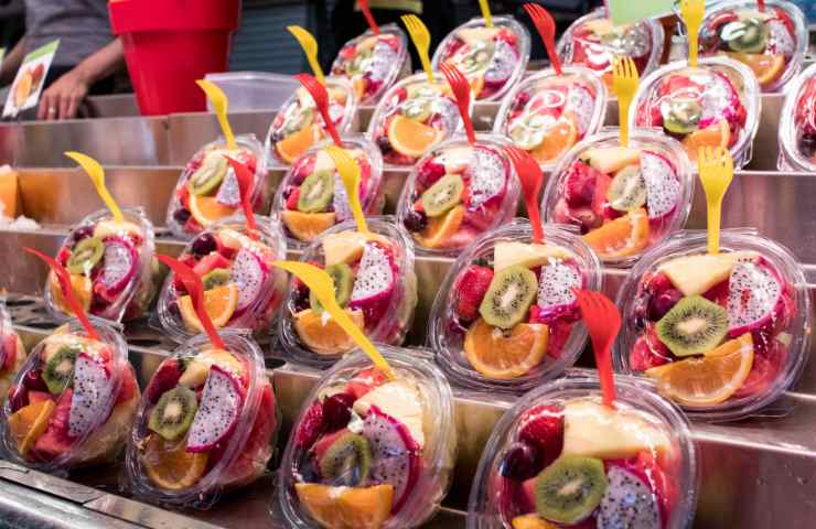 frutta già tagliata supermercato plastica