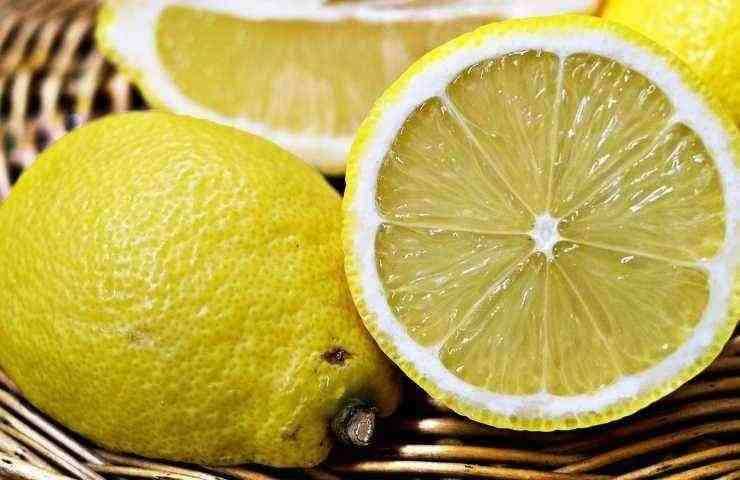 Limone diviso in due 
