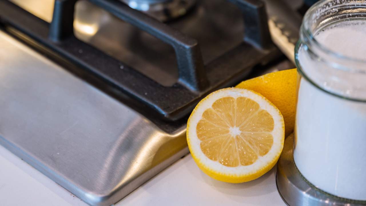 Limone e sale: protagonisti di un rimedio della nonna