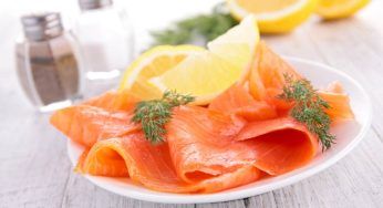 Salmone affumicato e limone: perché questi due alimenti non vanno d’accordo