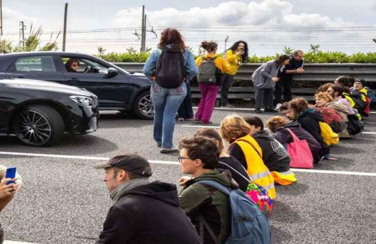 Ultima Generazione protesta autostrada Fiumicino