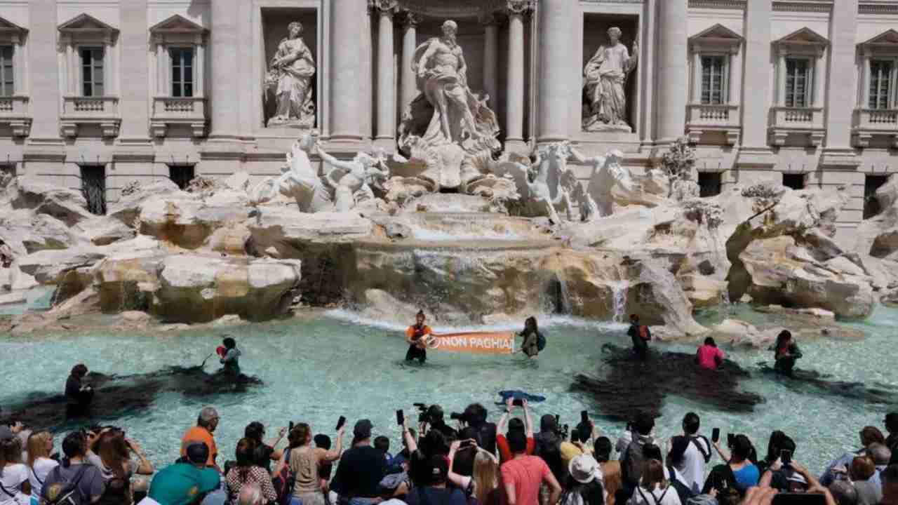 Ultima Generazione protesta Fontana Trevi