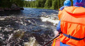 Finisce nel fiume mentre fa rafting con i compagni di scuola: dispersa 18enne