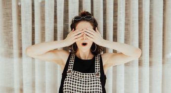 Quante volte ti stropicci gli occhi? Non farlo, ti spieghiamo perché