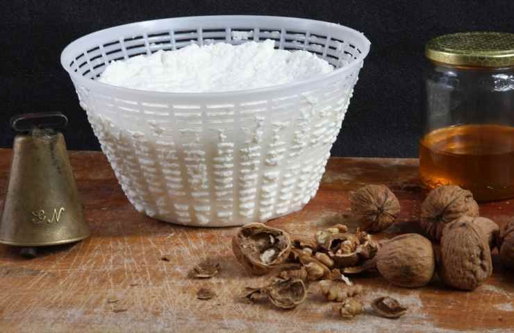 Ricotta fresca preparazione