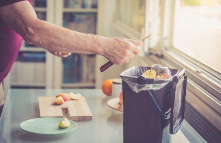 Rifiuti una famiglia butta una volta all'anno