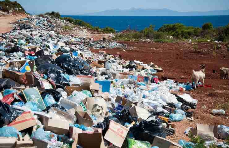 Inquinamento spiagge rifiuti plastica tessili metalli Italia