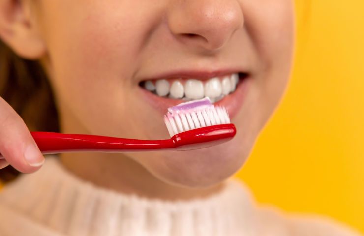 Bicarbonato sodio soluzione naturale denti bianchi