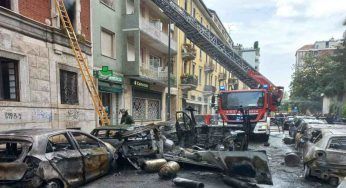 Paura in centro: vasto incendio dopo l’esplosione di alcuni veicoli