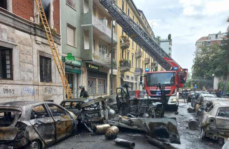 Milano esplosioni incendio nube