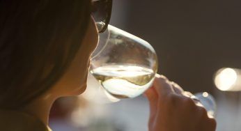 È la saliva a determinare se ci piace un vino rispetto a un altro? La risposta