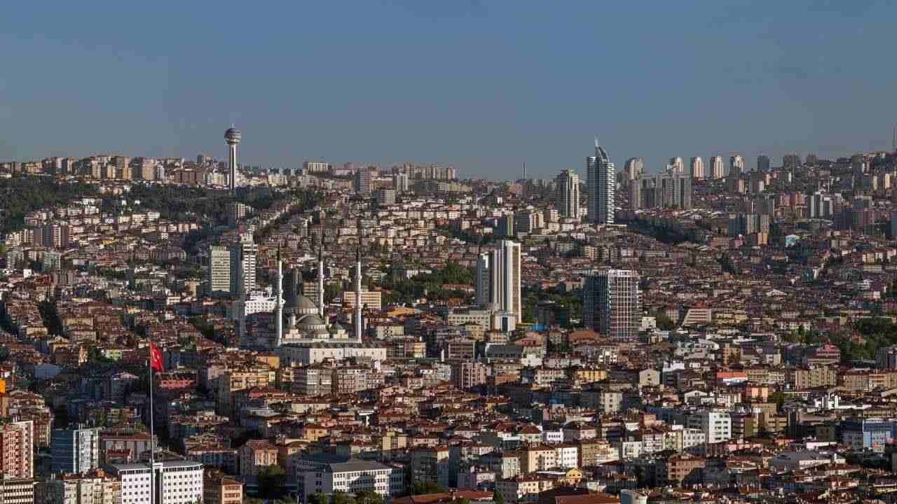 divano vola via per la tempesta in turchia