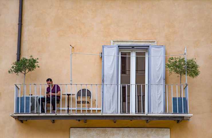 finestra balcone ragazzo