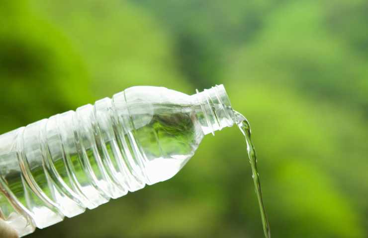 cosa fare con le bottiglie d'acqua vuote