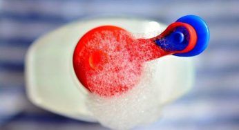 Candeggina, tra i prodotti più usati in casa: ma quanto danneggia l’ambiente?