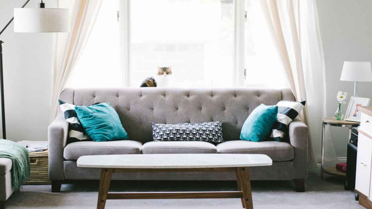 divano grigio arredo