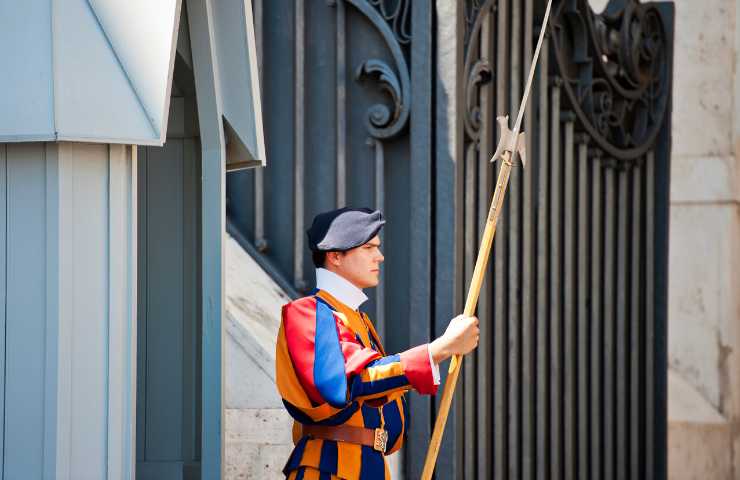 uomo sfonda varco san pietro