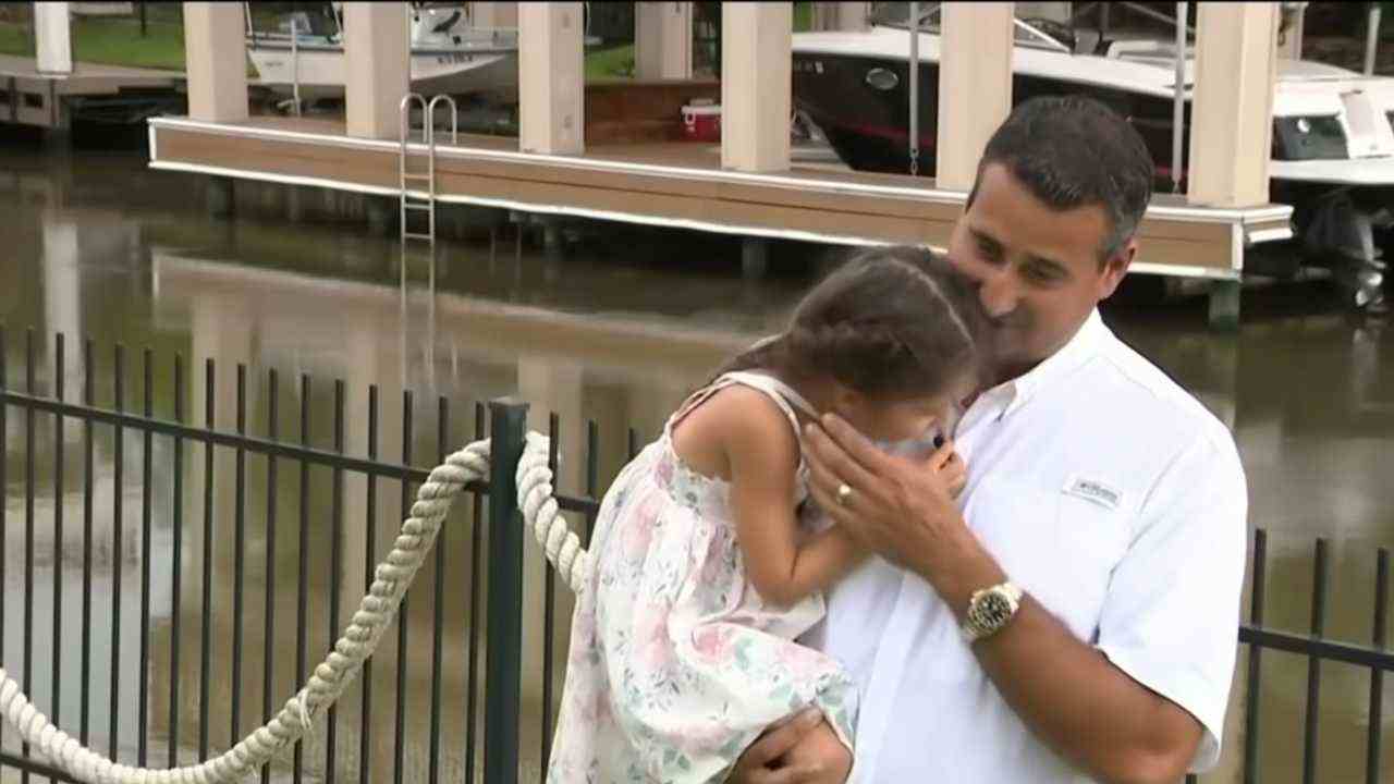 padre salva figlia da alligatore