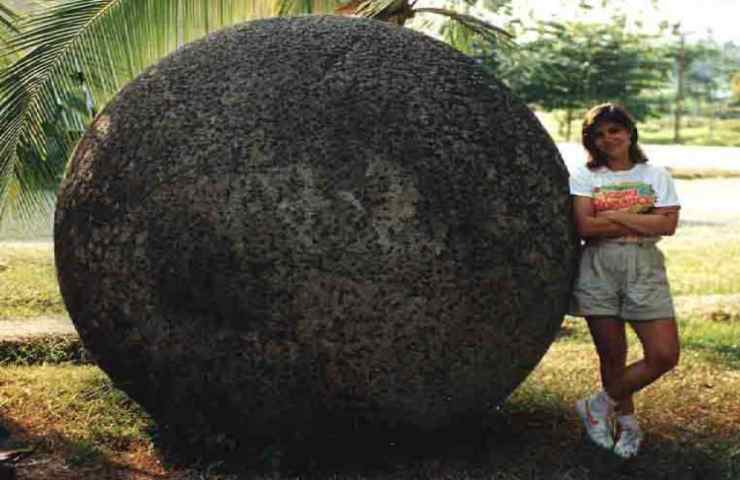 enormi sfere di pietra vulcanica inspiegabili