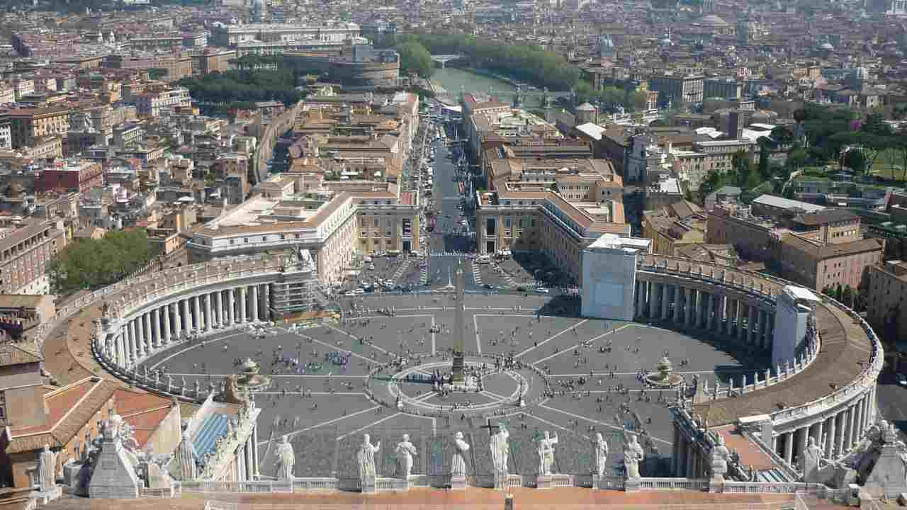 vaticano uomo entra con l'auto