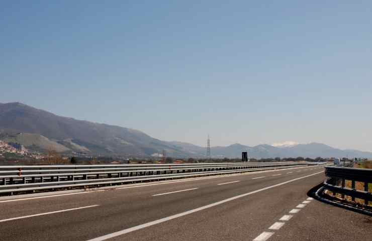 Scontro tragedia autostrada morto 14 feriti