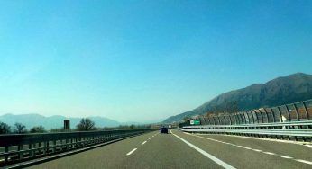 Terribile incidente in autostrada, pullman finisce in una scarpata: un morto e 14 feriti