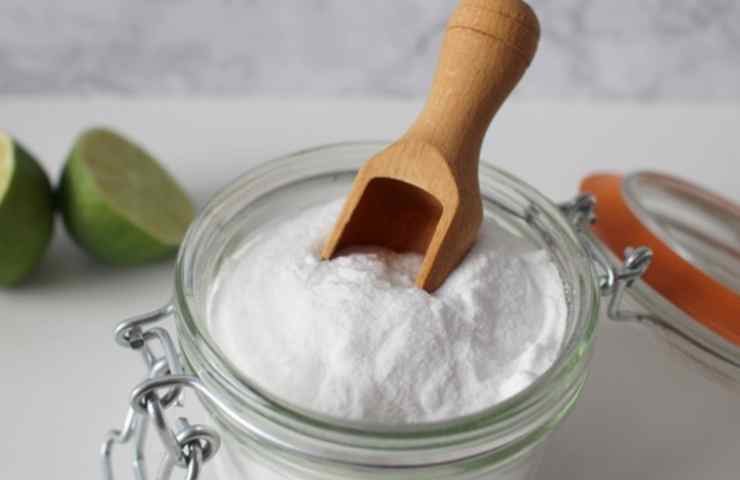 Bicarbonato: come usarlo con il detersivo e il sale 