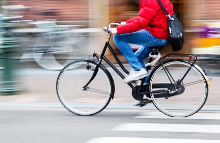 Andare bicicletta benefici psico fisici ambiente