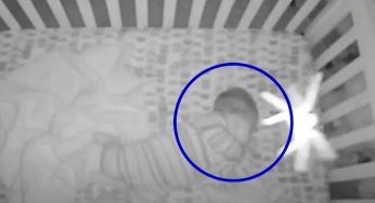 Il video di mostra qualcosa strisciare nel lettino del bimbo mentre dorme – VIDEO