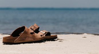Sandali con la suola in sughero: lavali per bene prima di riutilizzarli