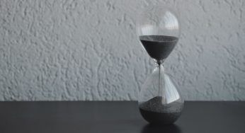 Seppellisce un sarcofago da 1500kg per lasciare alle future generazioni questo