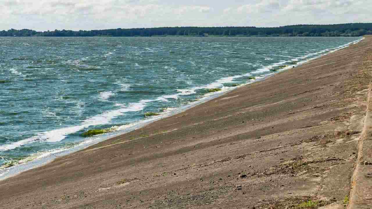 Ucraina diga esplosione petrolio Mar Nero