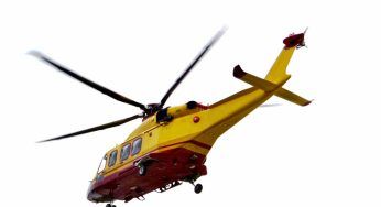 Pulmino sbanda e precipita in una scarpata lungo la statale: sette feriti, quattro sono gravi